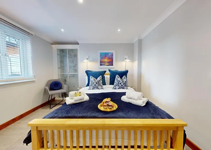 Swansea Marina Apartment - Water View - Sleeps 5