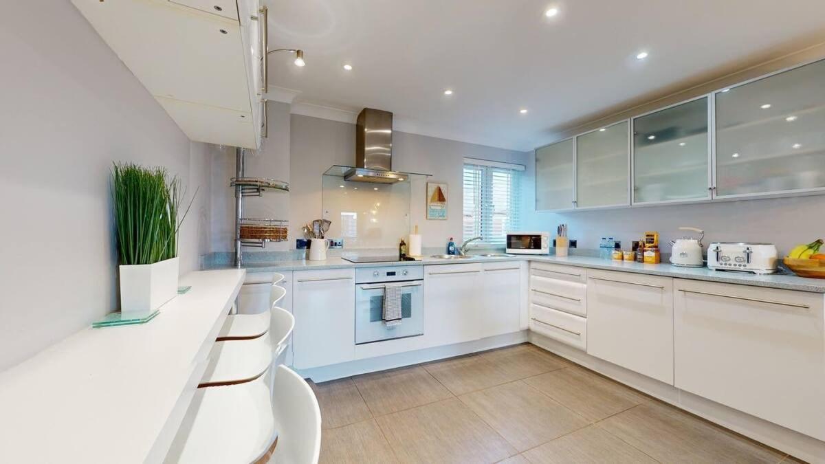 Marina - Water View - Sleeps 5 Appartement Swansea